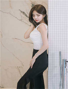 《彭丹吃奶门》